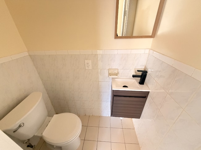 1039 E 223rd St, Unit 2 in Bronx, NY - Building Photo - Building Photo