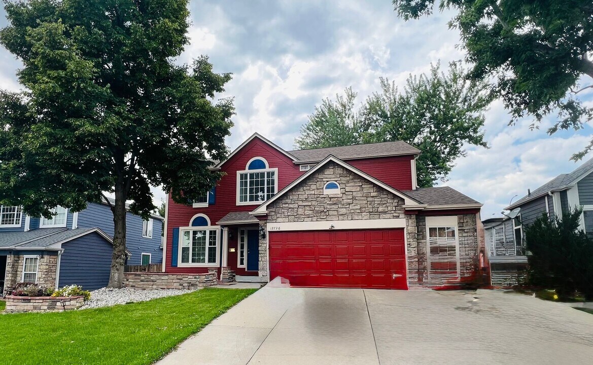13736 W Auburn Ave in Lakewood, CO - Building Photo