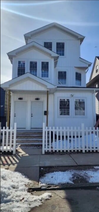 41 Wilcox Ave, Unit Fl 2 in East Orange, NJ - Building Photo