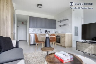 1035 W Van Buren St in Chicago, IL - Building Photo - Building Photo