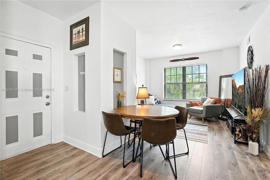 934 Michigan Ave, Unit 209 in Miami Beach, FL - Building Photo