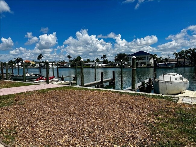 11705 3rd St E, Unit 1 in Treasure Island, FL - Building Photo - Building Photo