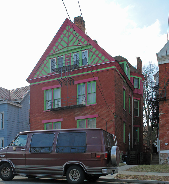 827 Oak St in Cincinnati, OH - Building Photo - Building Photo