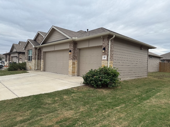 157 Jayden Dr in Niederwald, TX - Foto de edificio - Building Photo