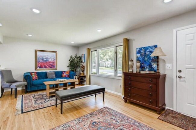 2080 Orchard Ln in Long Lake, MN - Foto de edificio - Building Photo