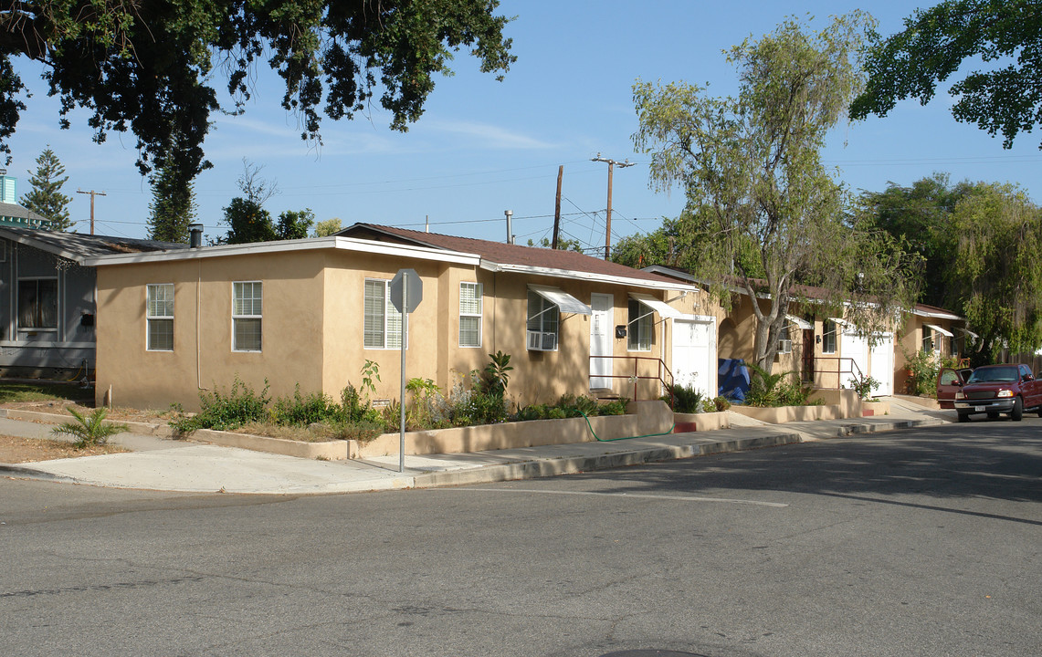 718 Saratoga St in Fillmore, CA - Foto de edificio