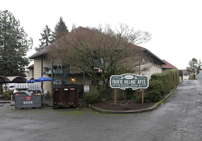 Pacific Village Apartments in Tigard, OR - Foto de edificio - Building Photo