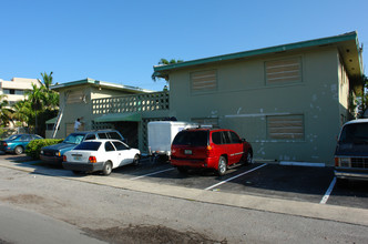 1705 NE 116th Rd in North Miami, FL - Foto de edificio - Building Photo