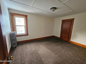 1 Edward Ave in Adams, MA - Foto de edificio - Building Photo