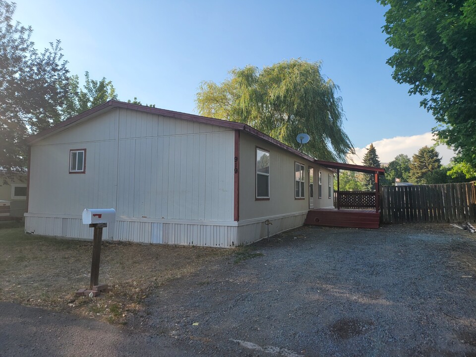 6919 Hilyard Ct in Klamath Falls, OR - Building Photo