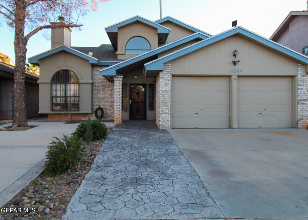 11664 Clear Lake Cir in El Paso, TX - Building Photo