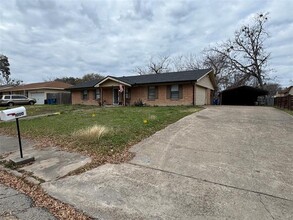 1000 Crestview Dr in Kaufman, TX - Building Photo - Building Photo