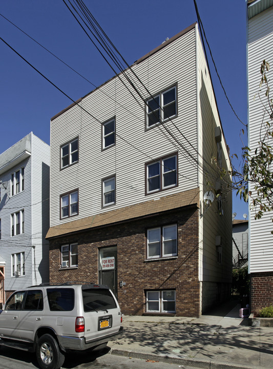 196 Lembeck Ave in Jersey City, NJ - Building Photo