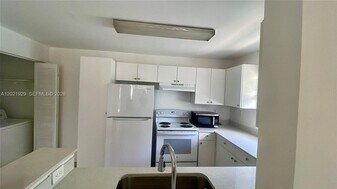 4071 NW 87th Ave in Sunrise, FL - Building Photo