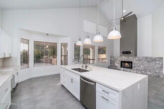 6739 E Gelding Dr in Scottsdale, AZ - Foto de edificio - Building Photo