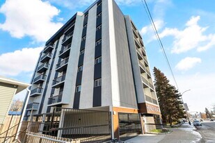 Henley Place in Saskatoon, SK - Building Photo