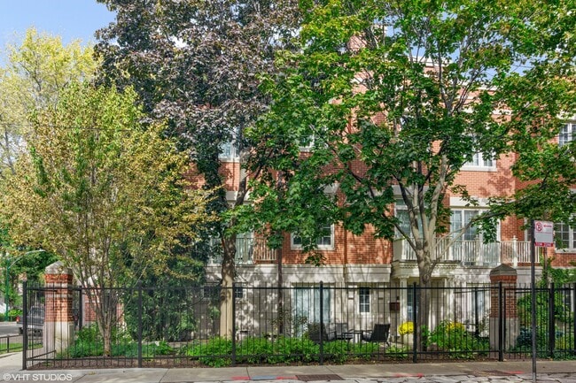 property at 1450 W Wrightwood Ave