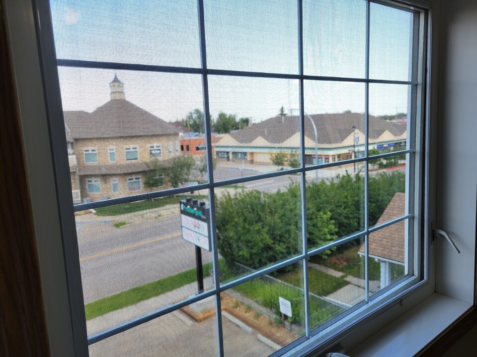 307-303 Avenue - 202 Ave in Strathmore, AB - Building Photo