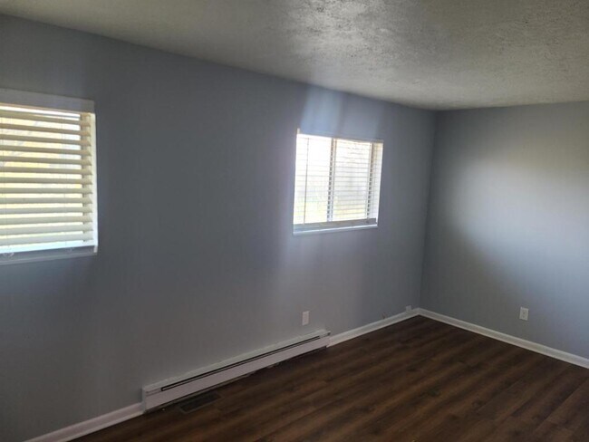 1910 Larkswood Dr in Dayton, OH - Building Photo - Building Photo