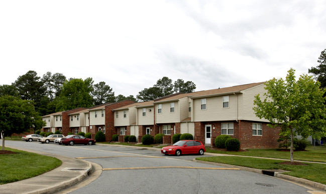 Dorchester Square Apartments in Franklin, VA - Building Photo - Building Photo