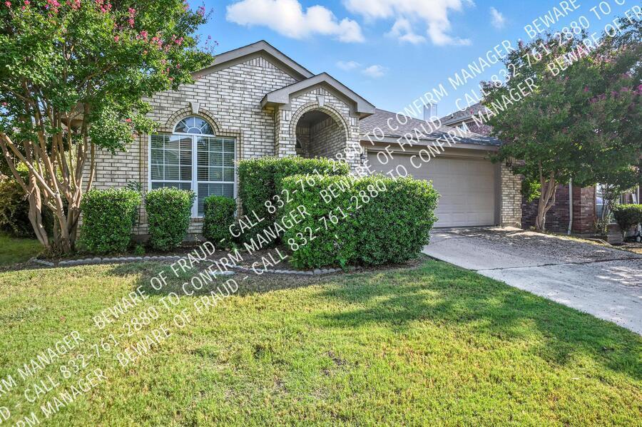 4925 Happy Trail in Fort Worth, TX - Building Photo
