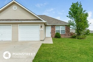 204 Palmer Ct in Pleasant Hill, MO - Building Photo