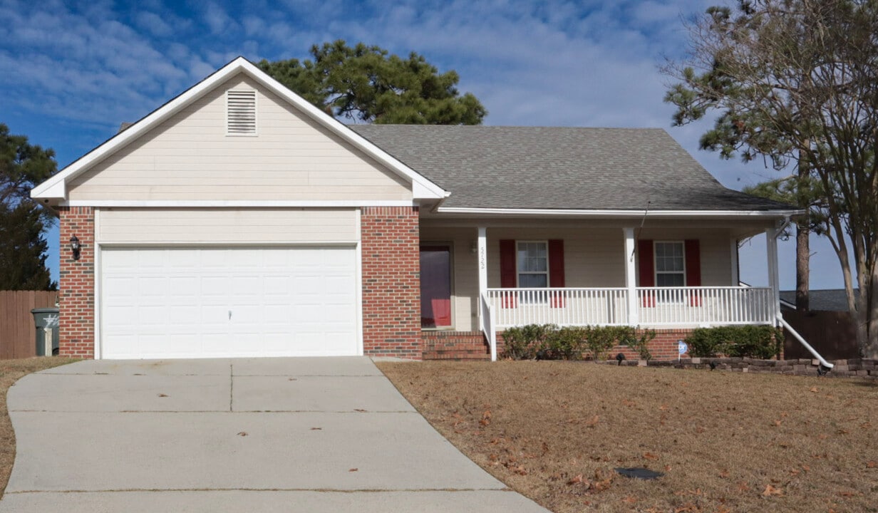 5722 Driver Cir in Hope Mills, NC - Foto de edificio