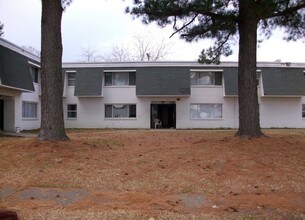 Autumn Court Apartments in Newport News, VA - Building Photo - Building Photo