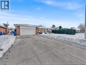 2450 McKay Ave in Windsor, ON - Building Photo - Building Photo