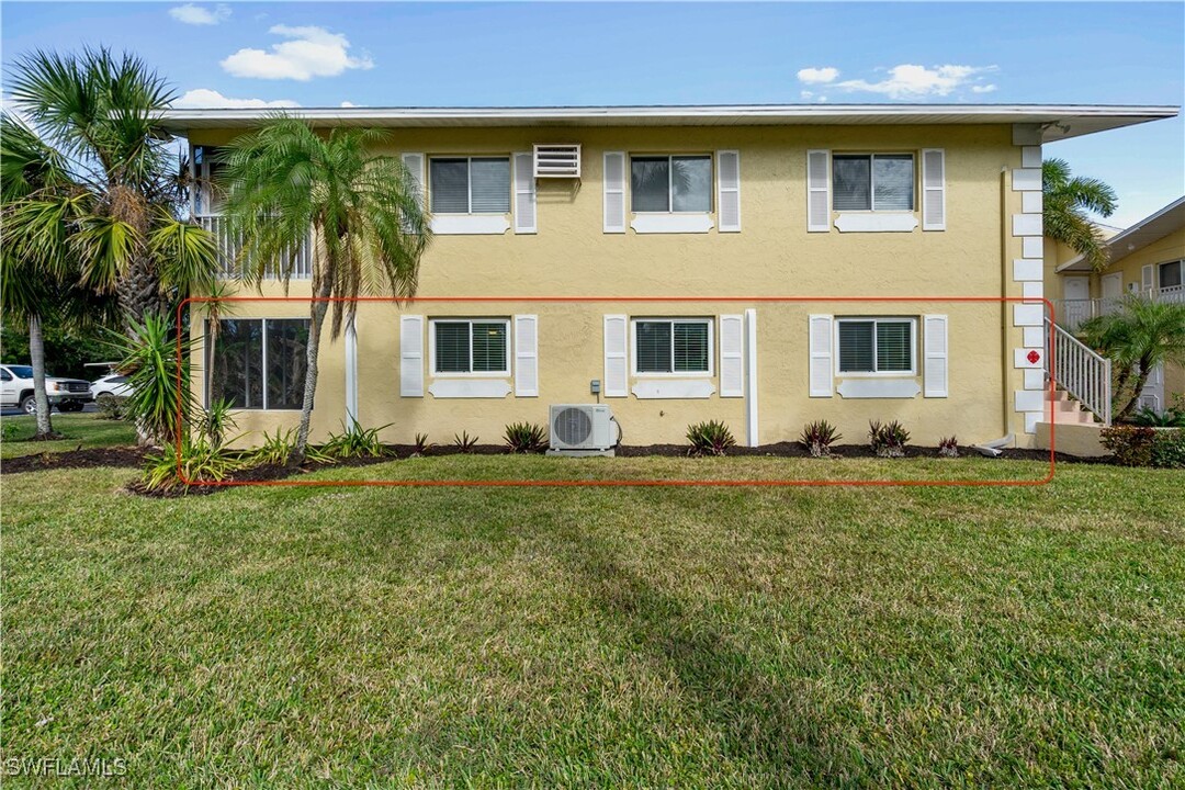 8141 Country Rd in Ft. Myers, FL - Building Photo