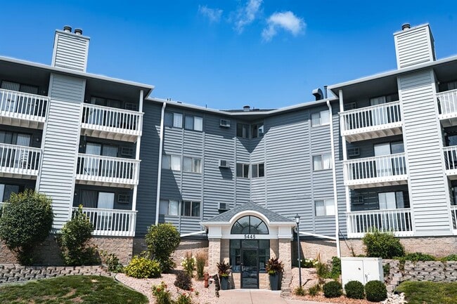 The Views of Minnetonka in Minnetonka, MN - Foto de edificio - Building Photo