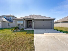 13611 Logan Pass Dr in Ponder, TX - Building Photo