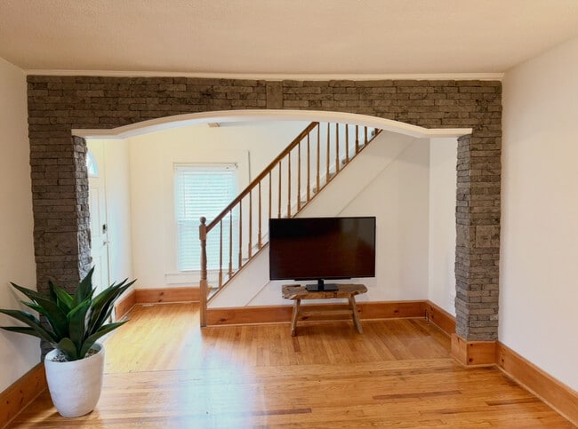 11 Meadow St in Westfield, MA - Building Photo - Building Photo