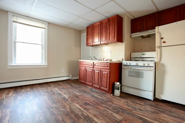 72 Wales Ave, Unit FL2 in Jersey City, NJ - Foto de edificio - Building Photo