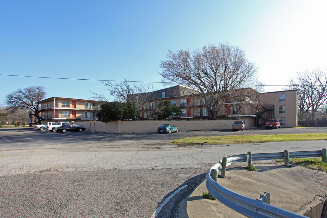 Crescent Ridge Apartments in Irving, TX - Building Photo