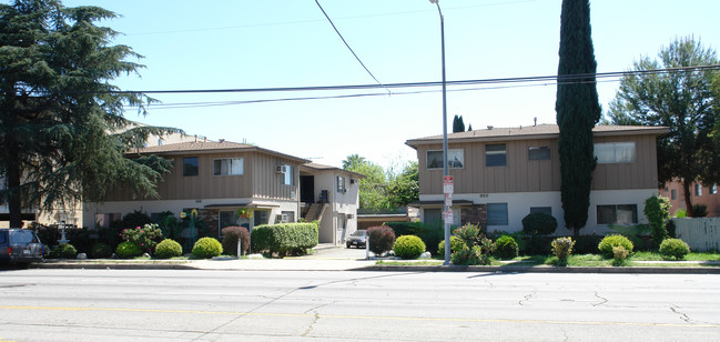 13754-13760 Sherman Way in Van Nuys, CA - Building Photo - Building Photo