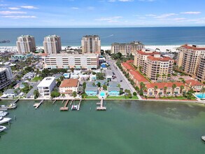483 E Shore Dr in Clearwater, FL - Foto de edificio - Building Photo