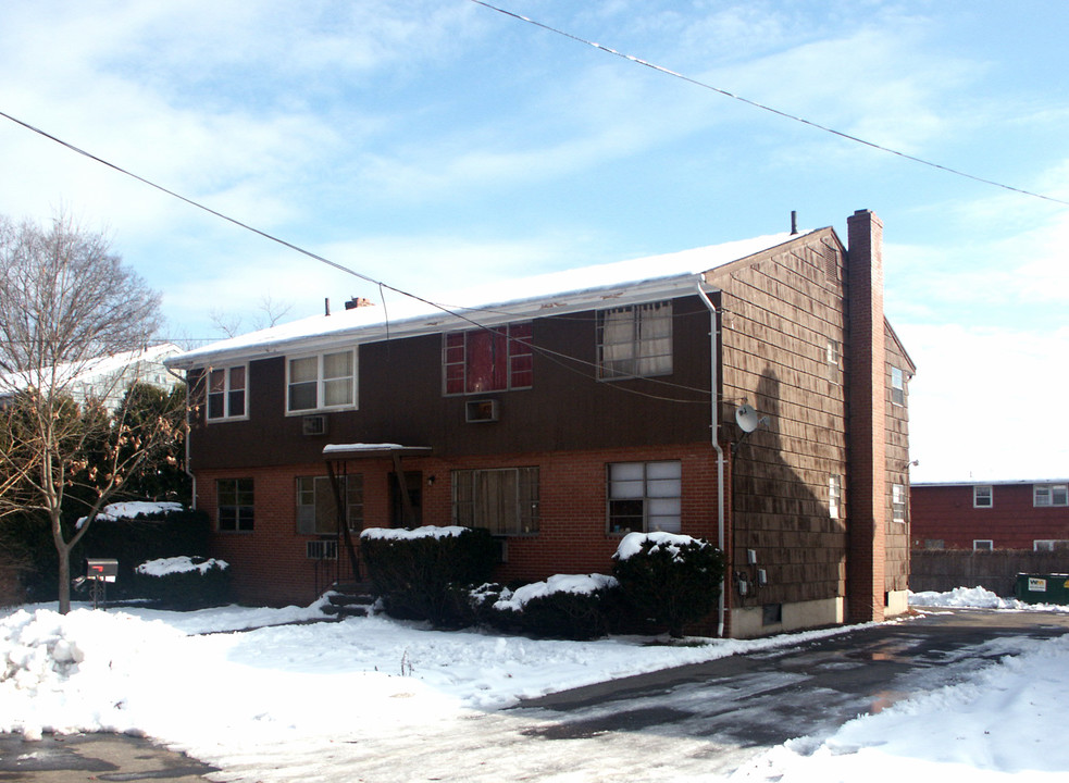 151 Dogburn Rd in West Haven, CT - Building Photo