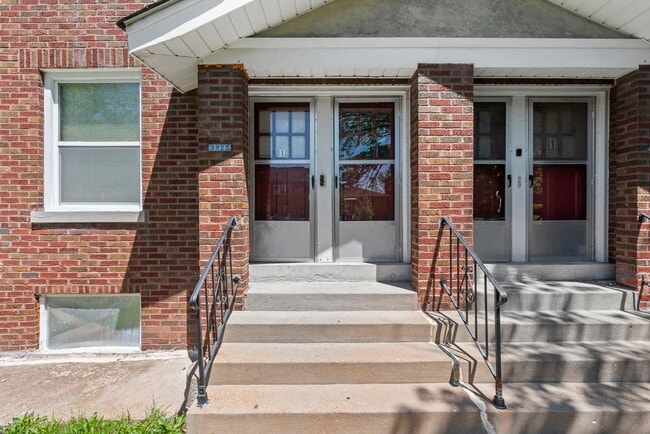 3925 Dunnica Ave, Unit 2F in St. Louis, MO - Foto de edificio - Building Photo