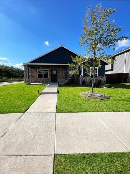 4432 Lassen Trail, Unit 239 in Forney, TX - Building Photo