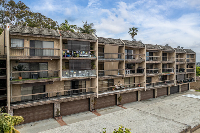 Catalina View in Signal Hill, CA - Foto de edificio - Building Photo