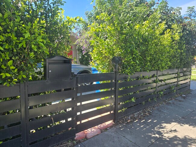 747 N Wilton Pl in Los Angeles, CA - Building Photo - Building Photo