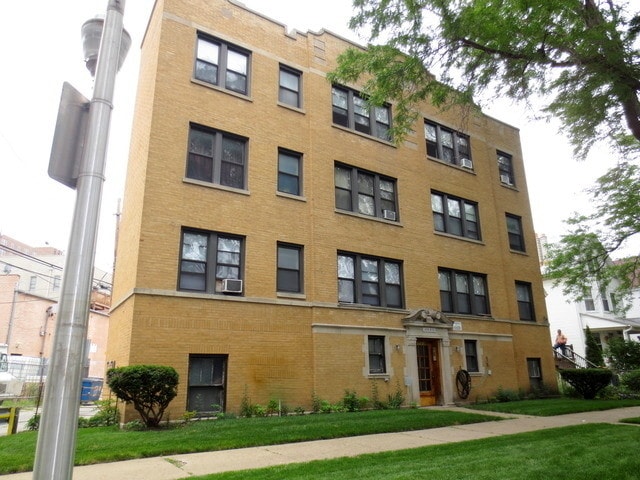 property at 6018 N Paulina St