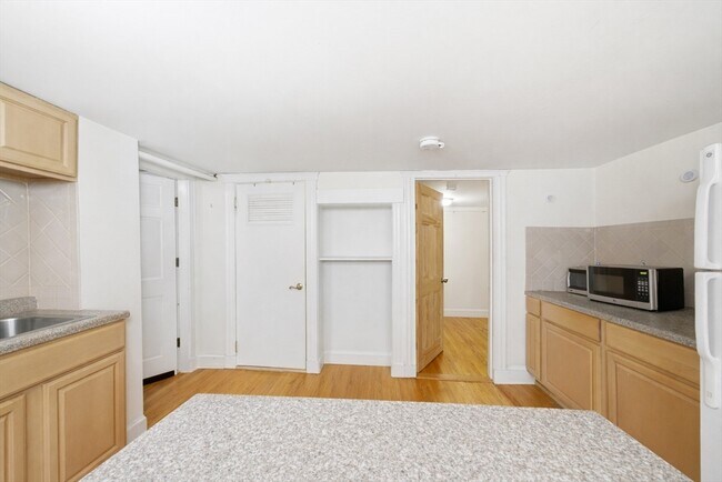 323 Boylston St, Unit 97 in Brookline, MA - Foto de edificio - Building Photo