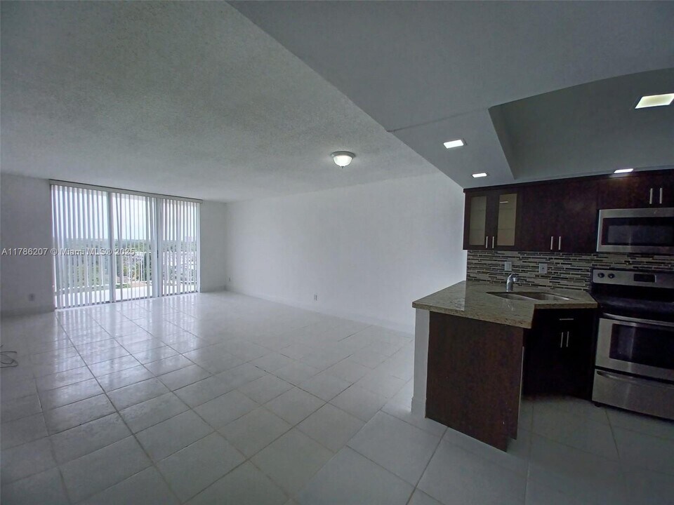 16740 NE 9th Ave in North Miami Beach, FL - Building Photo