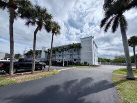 689 NE 6th Ct in Boynton Beach, FL - Building Photo