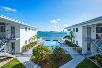 7927-7931 East Dr in Miami Beach, FL - Building Photo - Building Photo