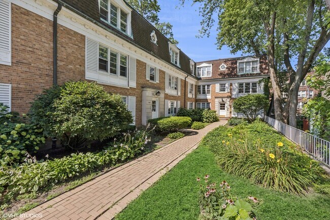 2040 Sherman Ave in Evanston, IL - Building Photo - Building Photo