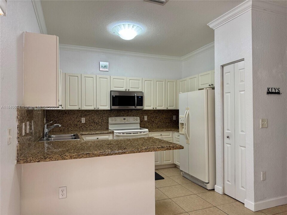 2741 NE 4th St in Homestead, FL - Foto de edificio