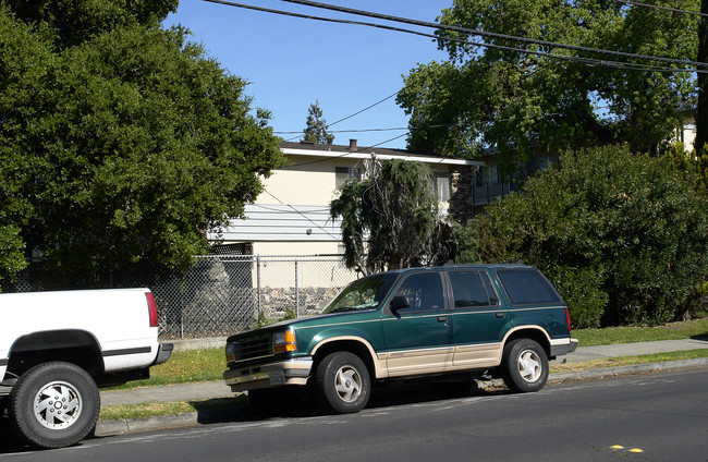 422 Redwood Ave in Redwood City, CA - Building Photo - Building Photo